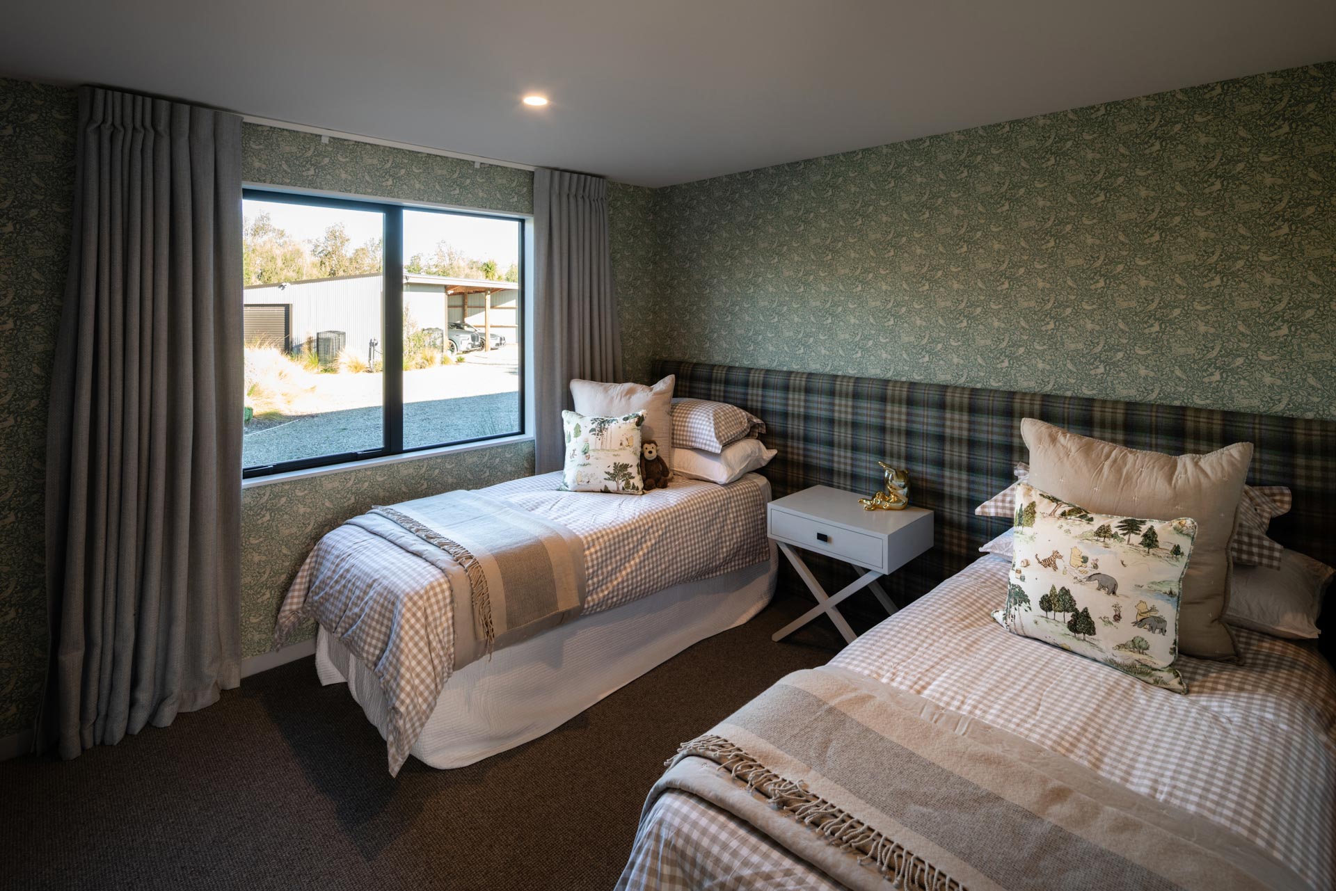 Third bedroom configured as two single beds at Whakahā